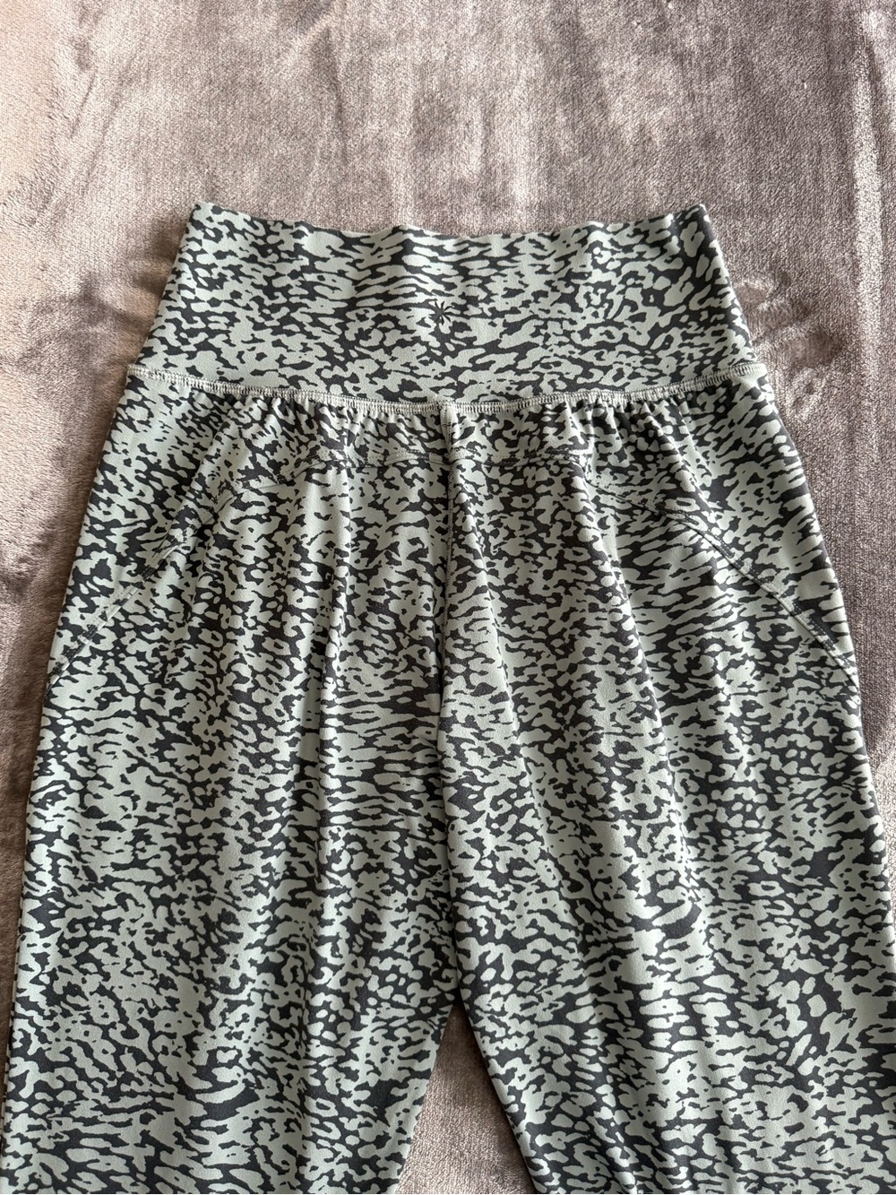 Athleta Salutation Jogger Ocelot Print Size S Soft Teal Grey Yoga Pants Athletic - Picture 8 of 11